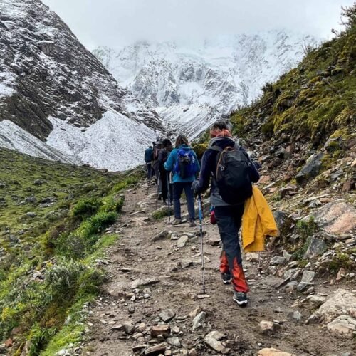 turistas-realizando-salkantay-trek-machu-picchu-full-media (FILEminimizer)